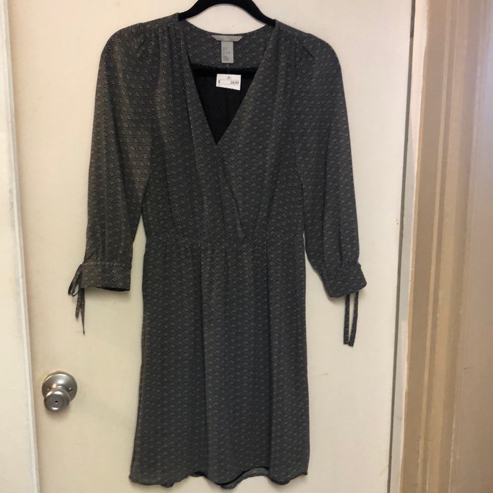 H&M long sleeve dress size 6. Black and white